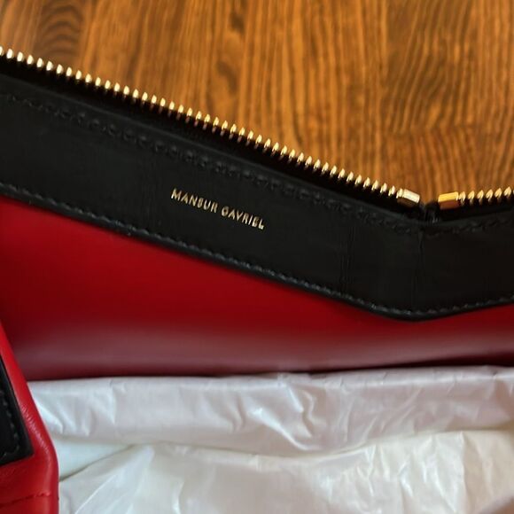 M Frame Leather Shoulder Bag
Mansur Gavriel Color: Black/ Flamma - Picture 13 of 16